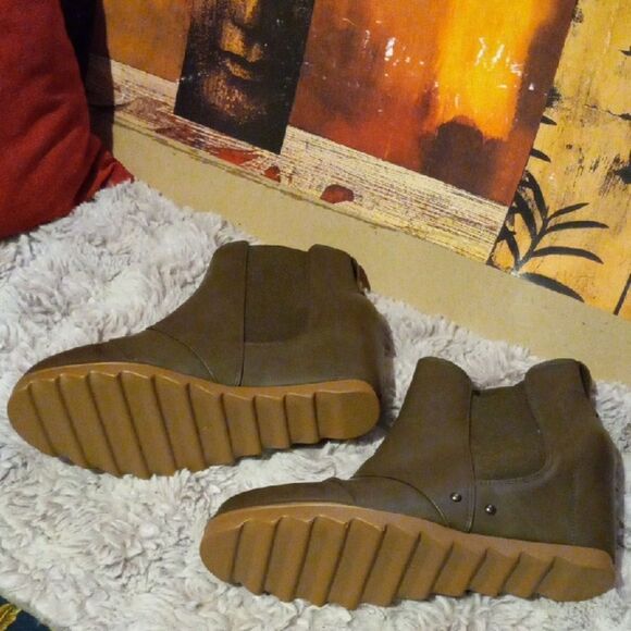 Stylish Olive Ankle Boots for Women - Picture 4 of 5